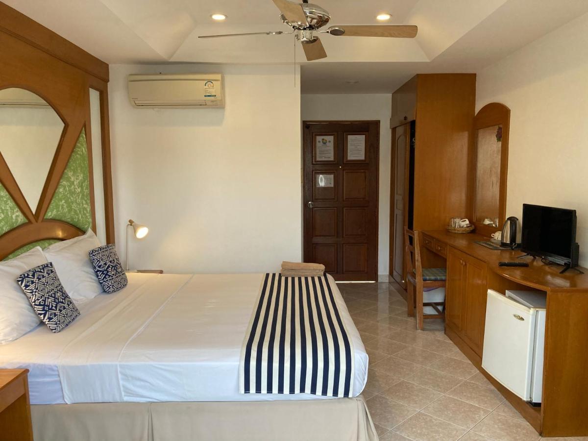 Waree'S Guesthouse Pantai Kata Bagian luar foto