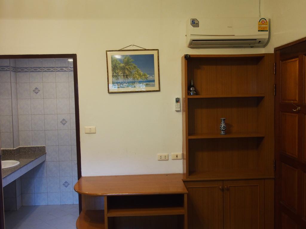 Waree'S Guesthouse Pantai Kata Bagian luar foto