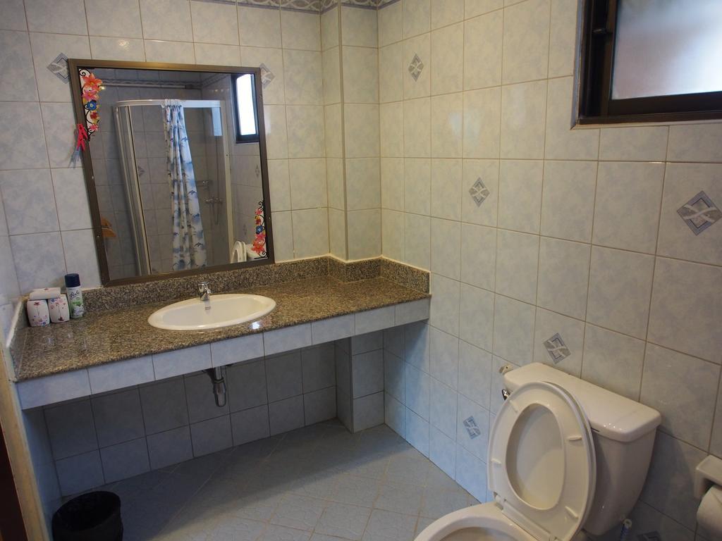 Waree'S Guesthouse Pantai Kata Bagian luar foto