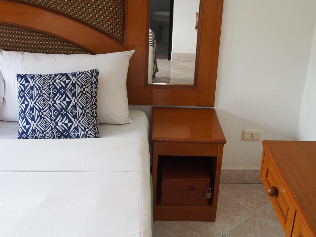 Waree'S Guesthouse Pantai Kata Bagian luar foto