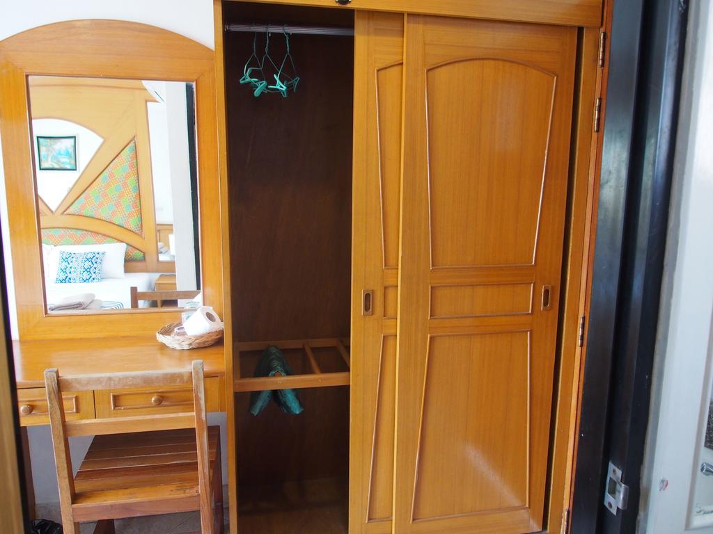 Waree'S Guesthouse Pantai Kata Bagian luar foto