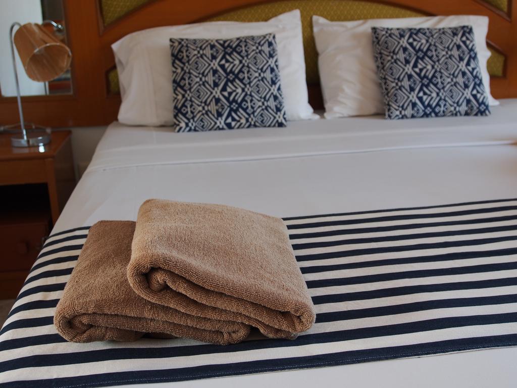 Waree'S Guesthouse Pantai Kata Bagian luar foto