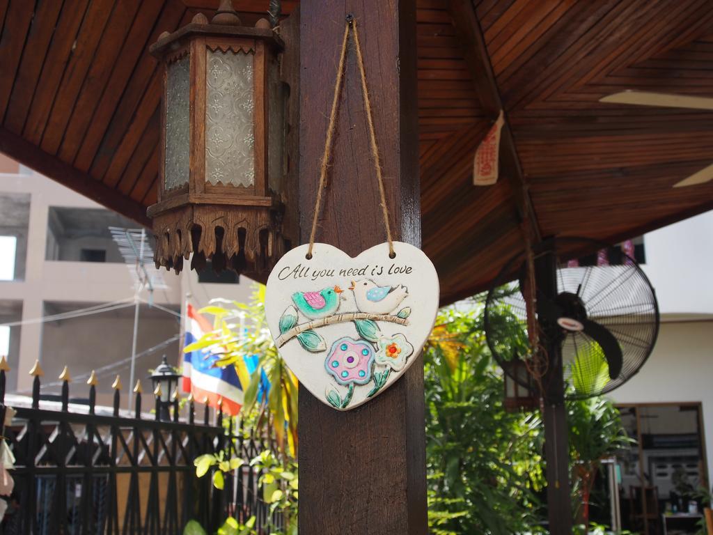 Waree'S Guesthouse Pantai Kata Bagian luar foto