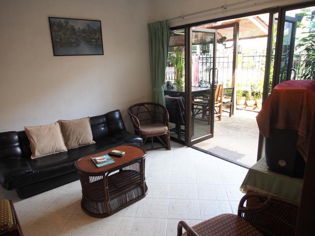 Waree'S Guesthouse Pantai Kata Bagian luar foto