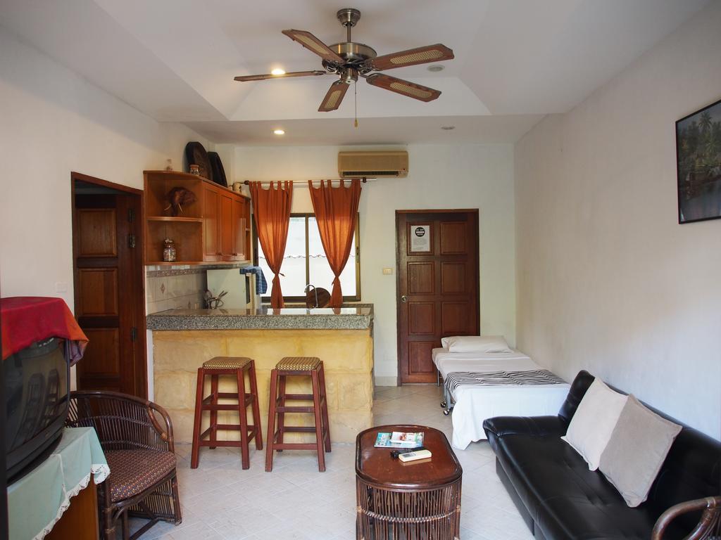 Waree'S Guesthouse Pantai Kata Bagian luar foto