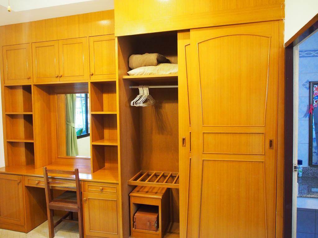 Waree'S Guesthouse Pantai Kata Bagian luar foto