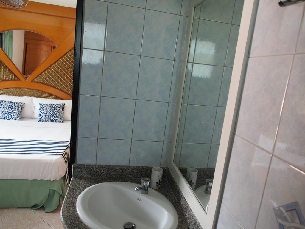 Waree'S Guesthouse Pantai Kata Bagian luar foto