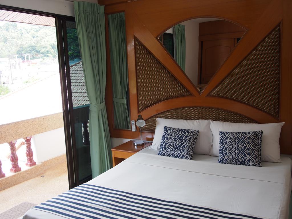 Waree'S Guesthouse Pantai Kata Bagian luar foto