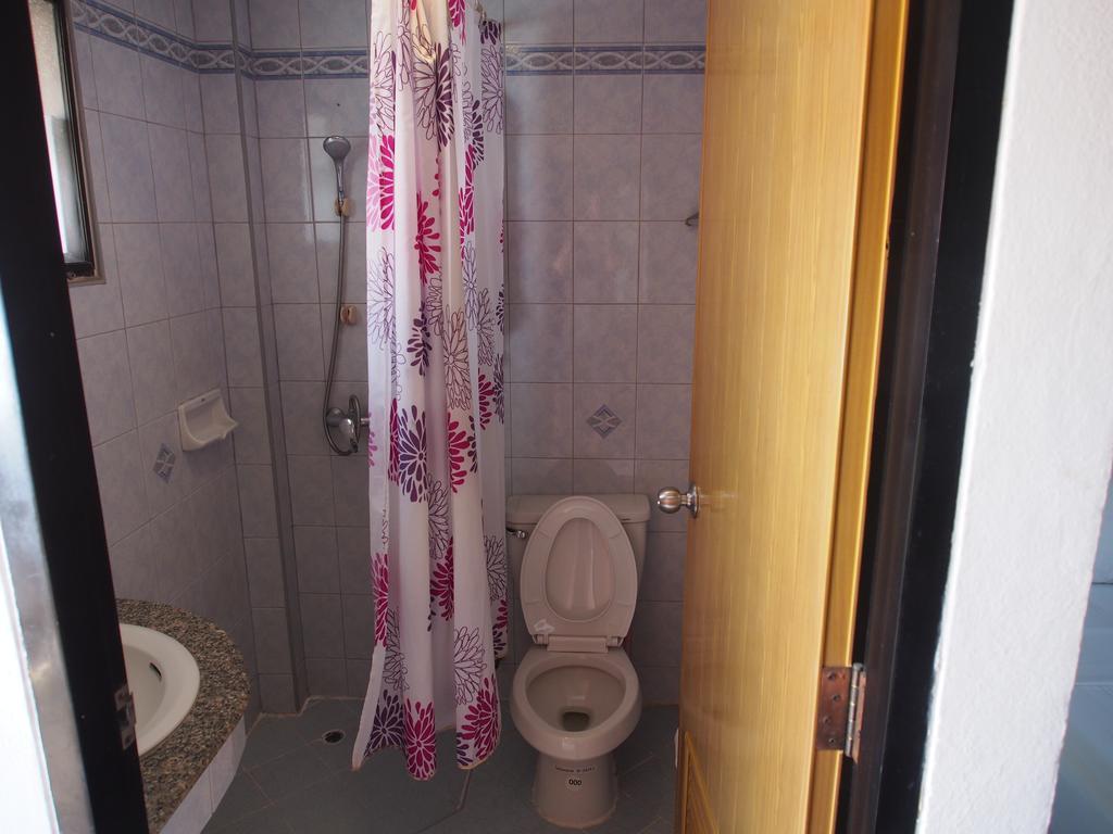 Waree'S Guesthouse Pantai Kata Bagian luar foto