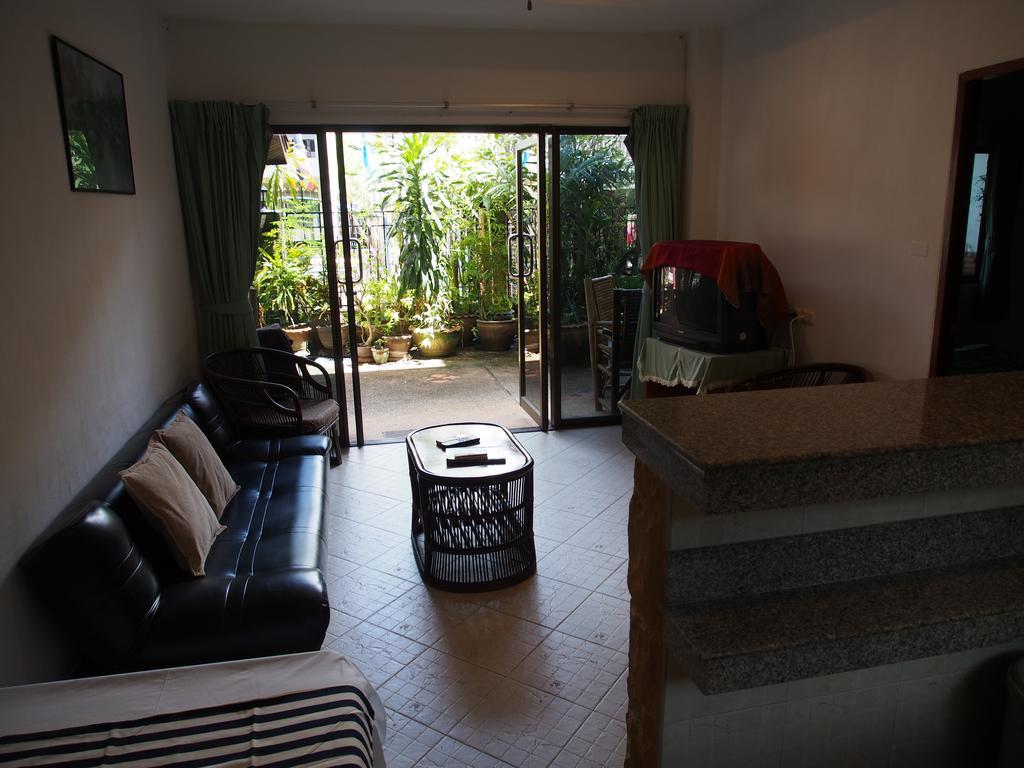 Waree'S Guesthouse Pantai Kata Bagian luar foto
