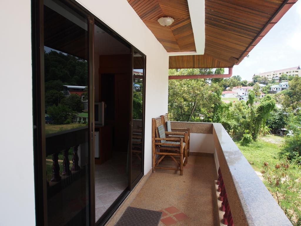 Waree'S Guesthouse Pantai Kata Bagian luar foto