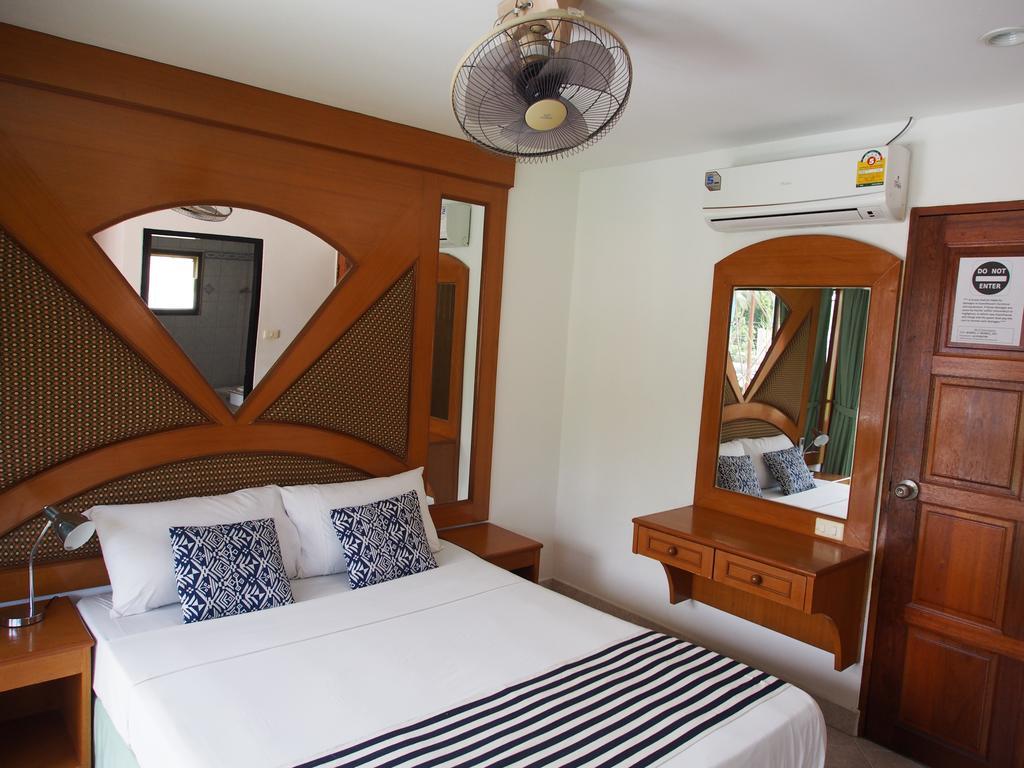 Waree'S Guesthouse Pantai Kata Bagian luar foto