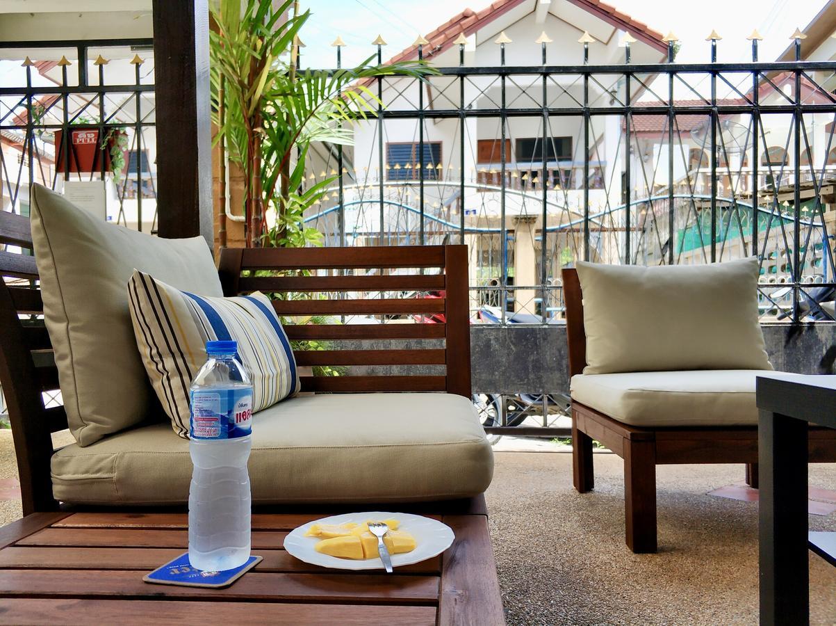 Waree'S Guesthouse Pantai Kata Bagian luar foto