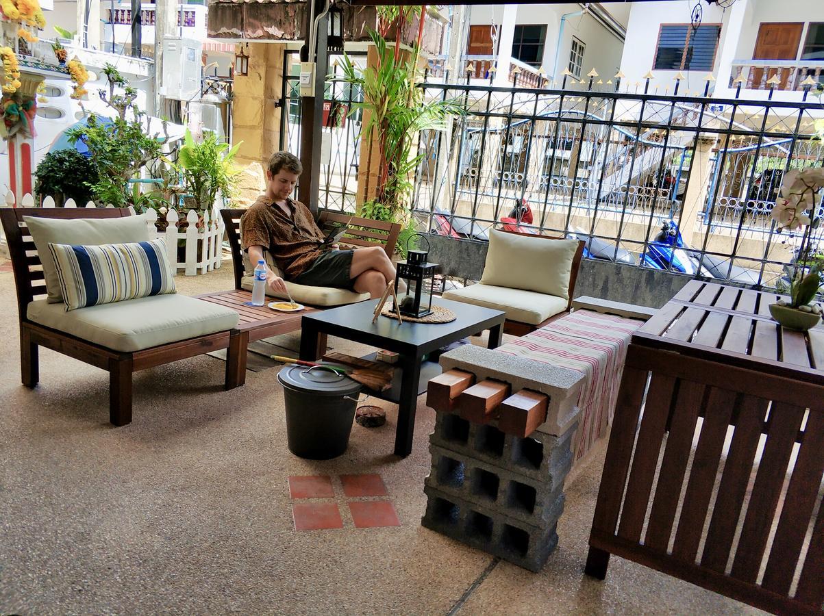 Waree'S Guesthouse Pantai Kata Bagian luar foto