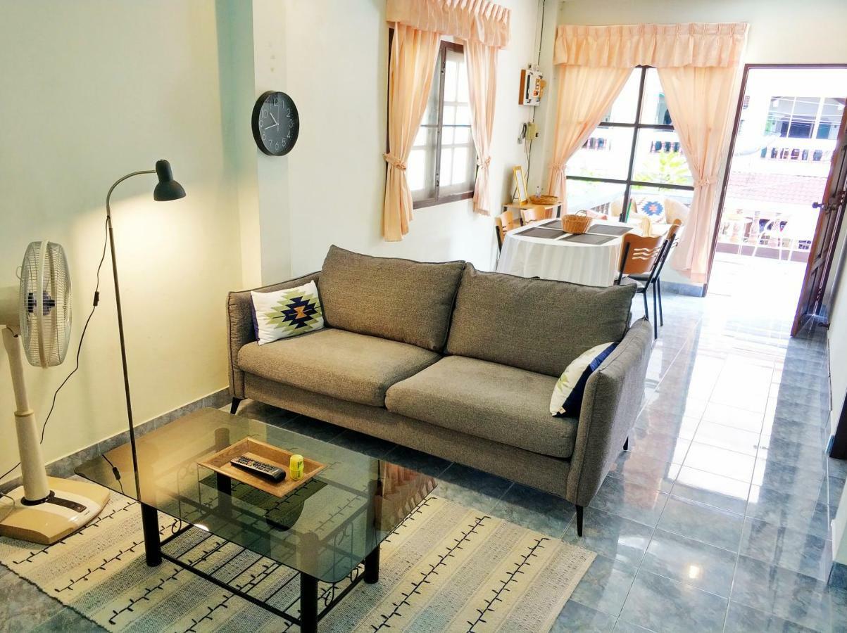 Waree'S Guesthouse Pantai Kata Bagian luar foto