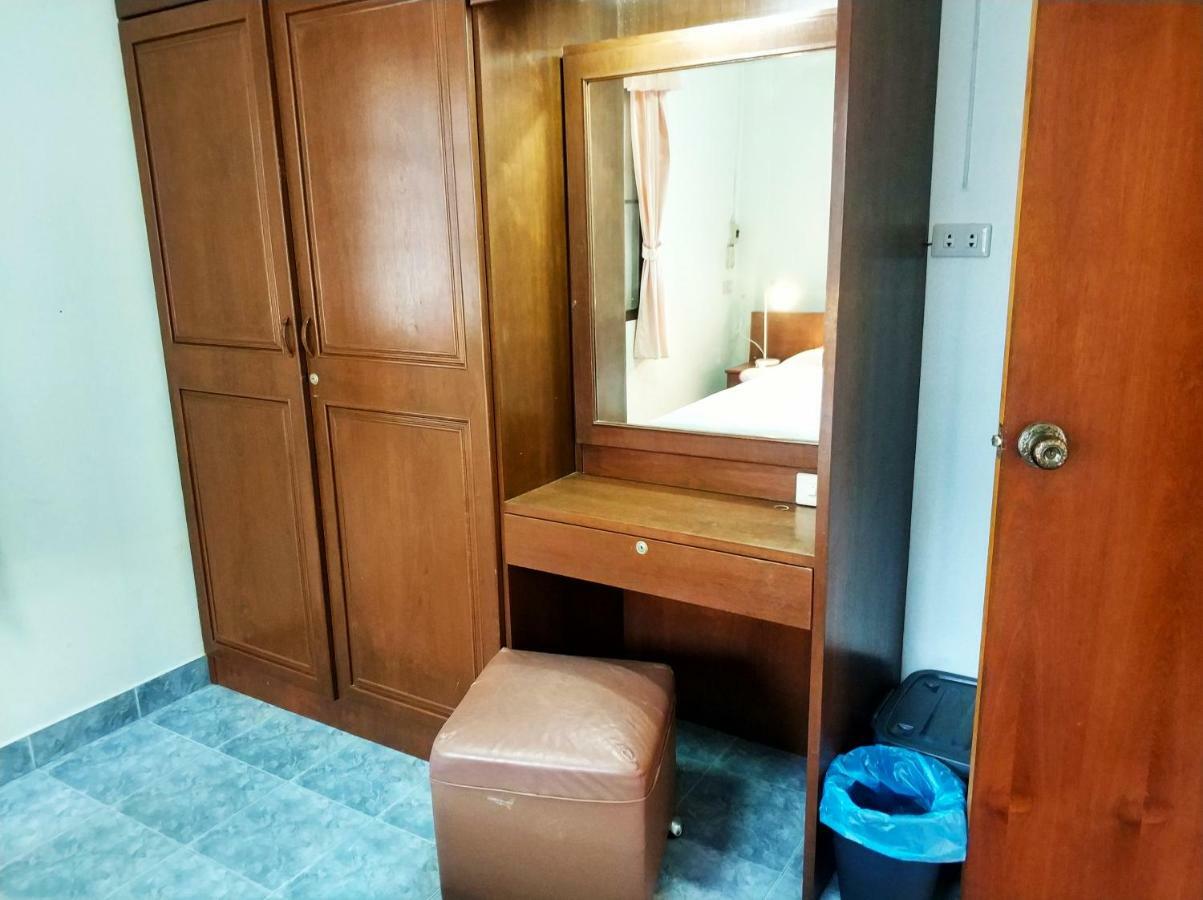 Waree'S Guesthouse Pantai Kata Bagian luar foto