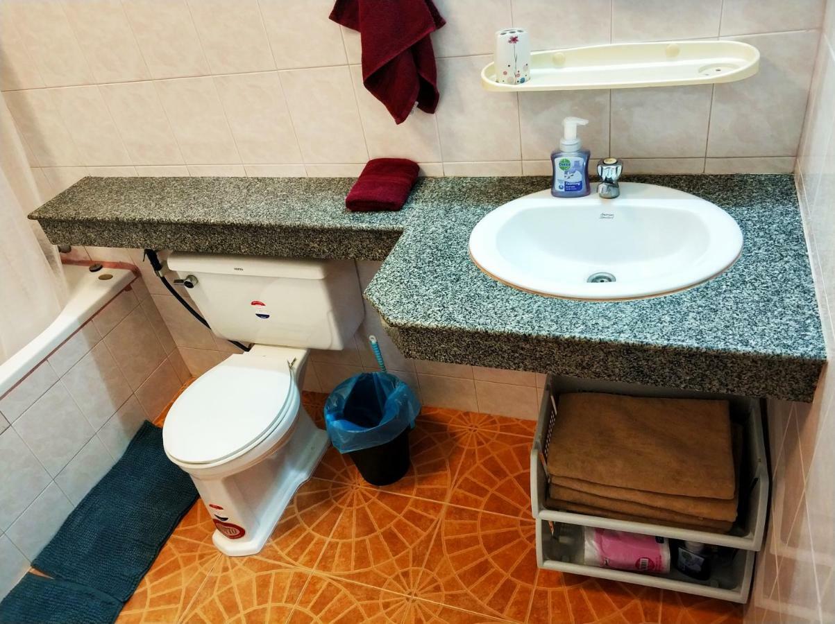 Waree'S Guesthouse Pantai Kata Bagian luar foto