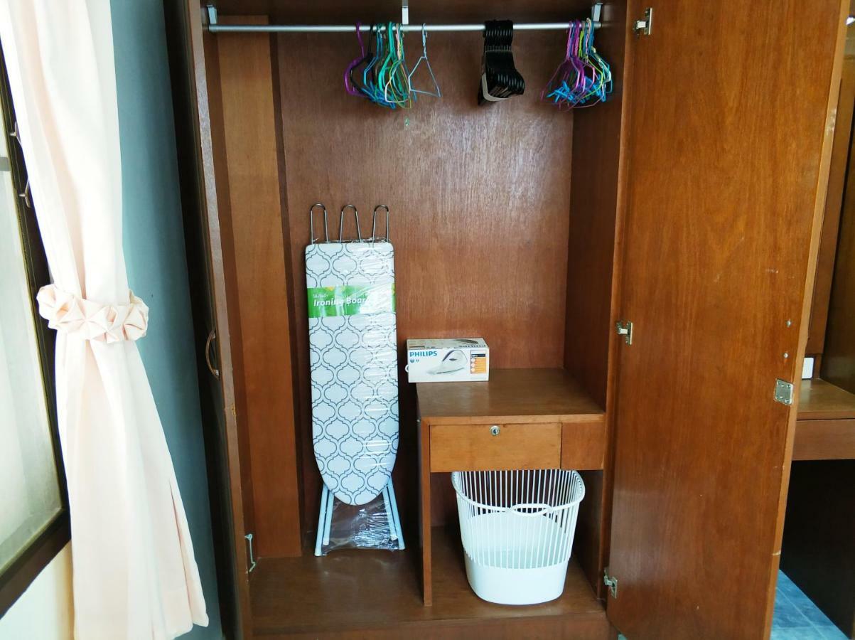 Waree'S Guesthouse Pantai Kata Bagian luar foto