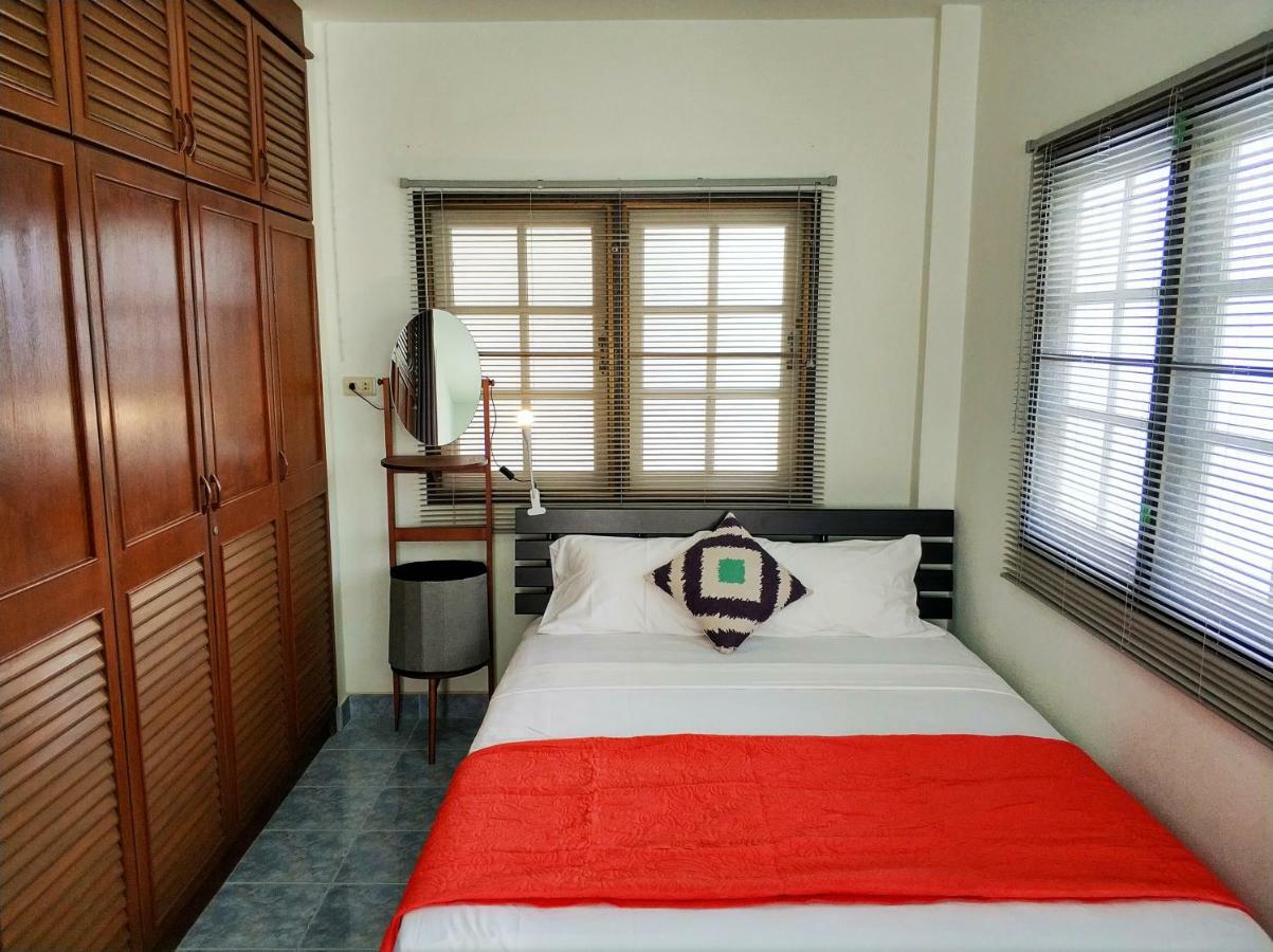Waree'S Guesthouse Pantai Kata Bagian luar foto