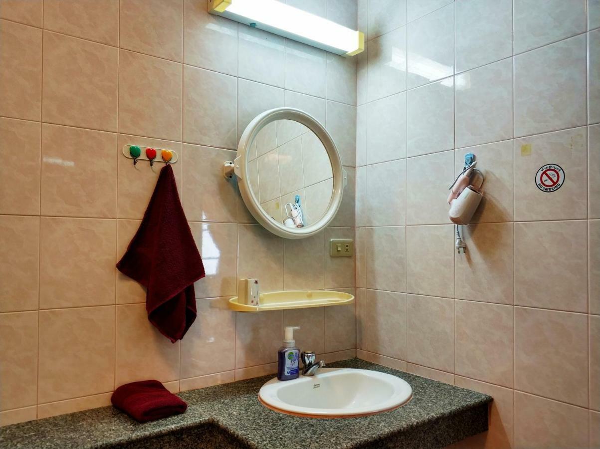 Waree'S Guesthouse Pantai Kata Bagian luar foto