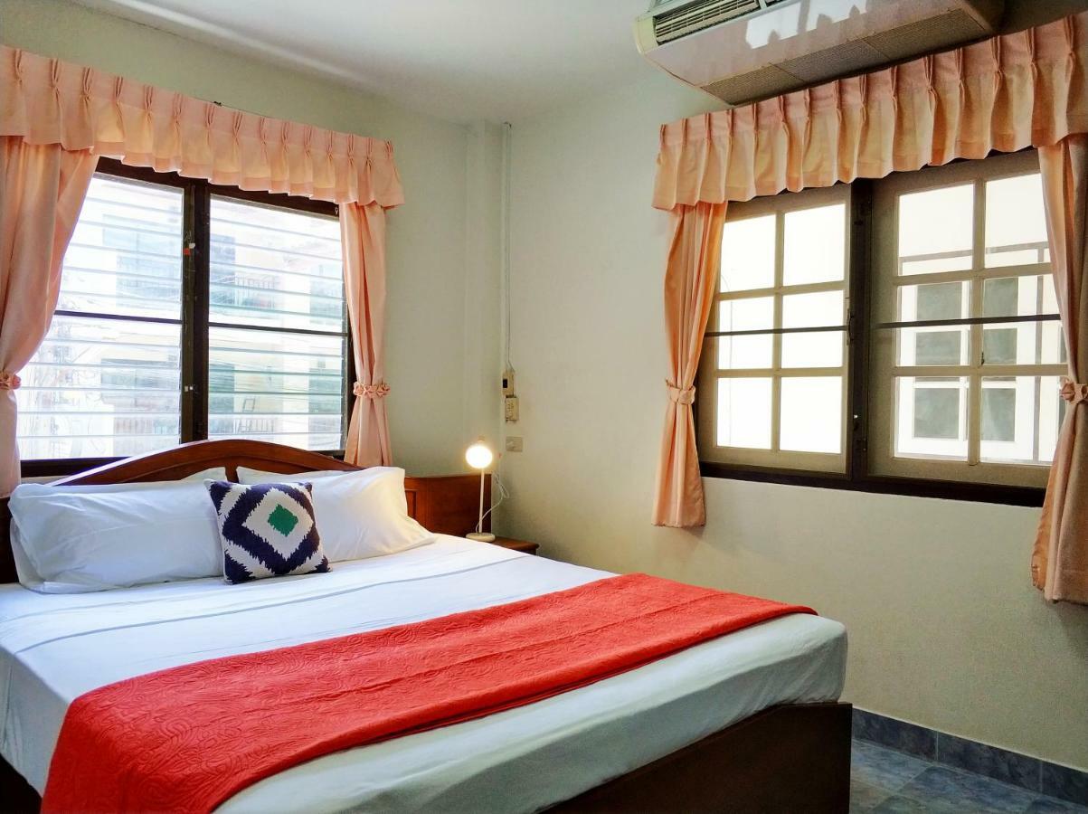 Waree'S Guesthouse Pantai Kata Bagian luar foto