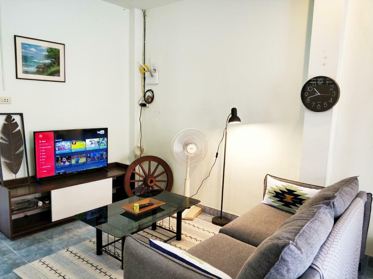 Waree'S Guesthouse Pantai Kata Bagian luar foto