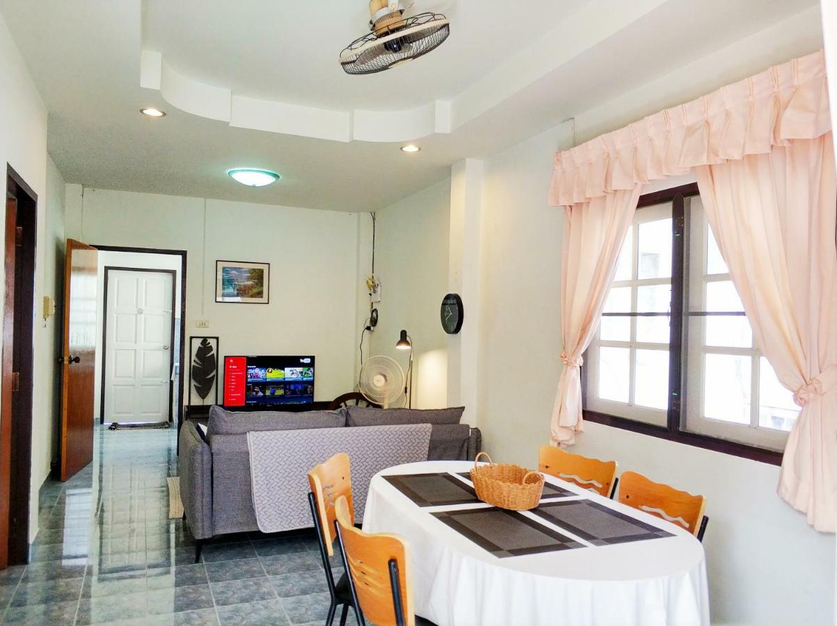 Waree'S Guesthouse Pantai Kata Bagian luar foto