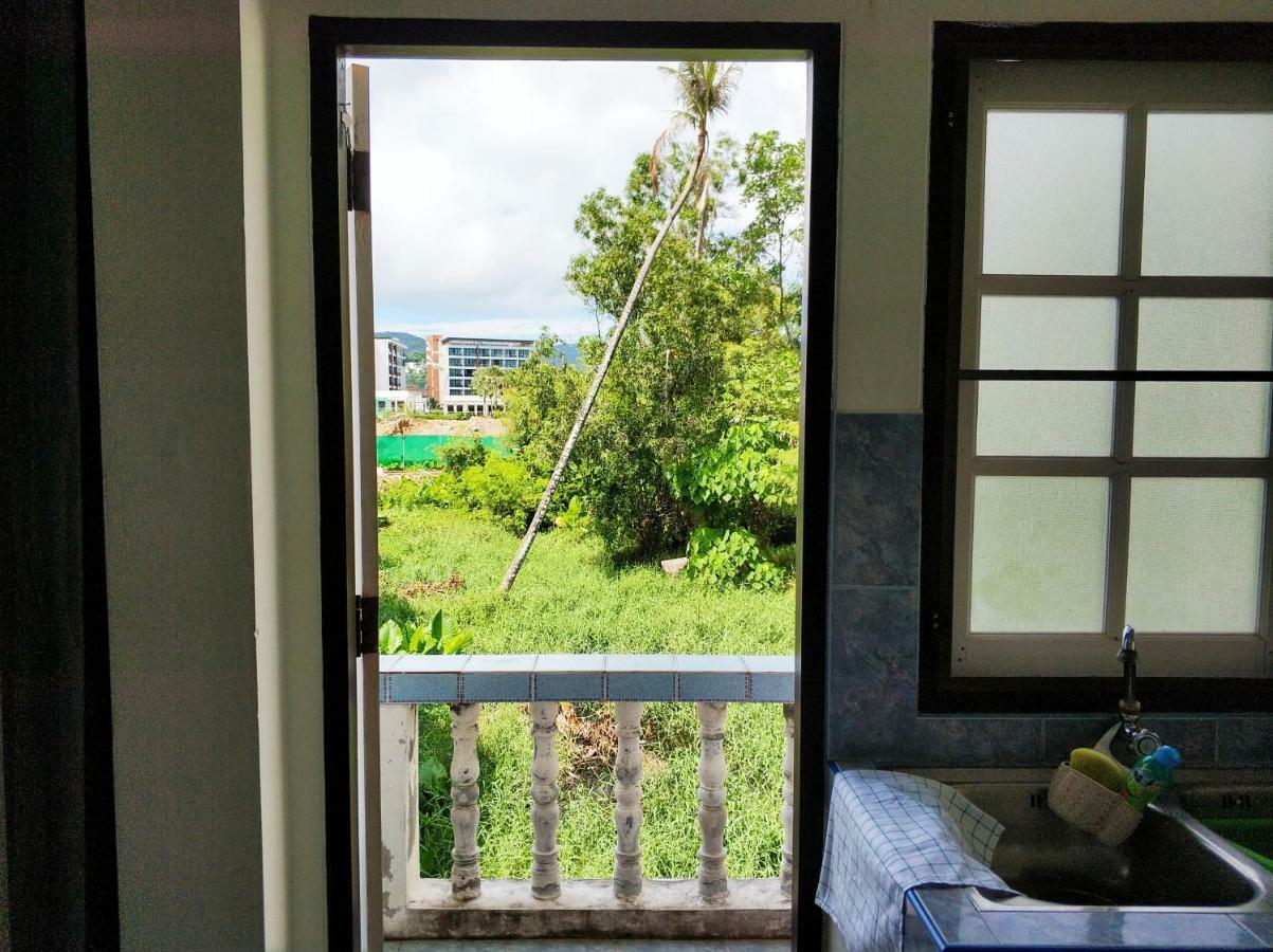 Waree'S Guesthouse Pantai Kata Bagian luar foto